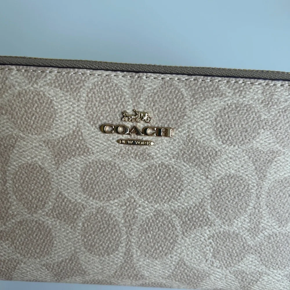 Coach Accordion Zip Chalk Taupe Signature Canvas Wallet‎ Excellent